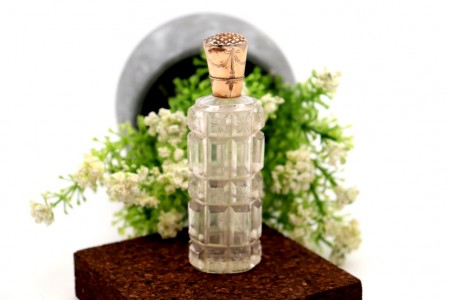 Frasco de perfume em vidro com tampa em ouro